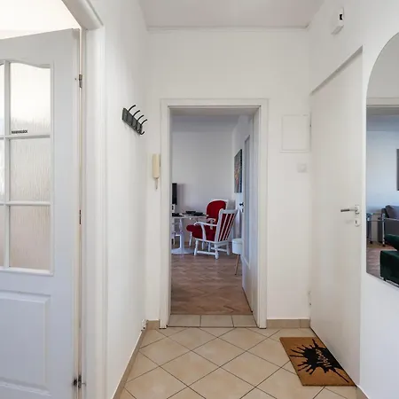 Apartman 44 *